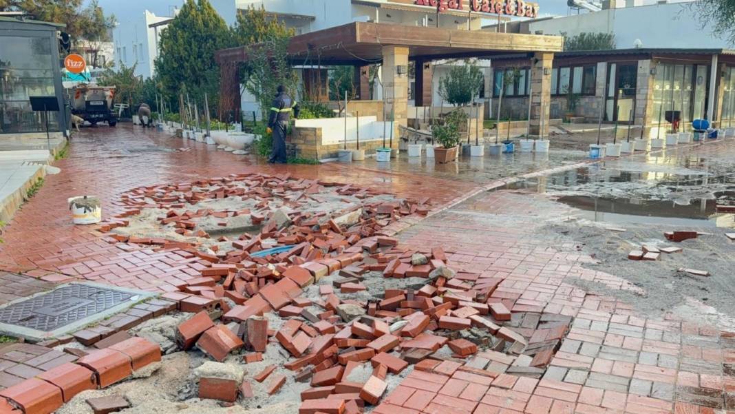 Gece saatlerinde başladı, sağanak yağış sele dönüştü! Sabahın ilk ışıklarıyla selin verdiği hasar ortaya çıktı 5